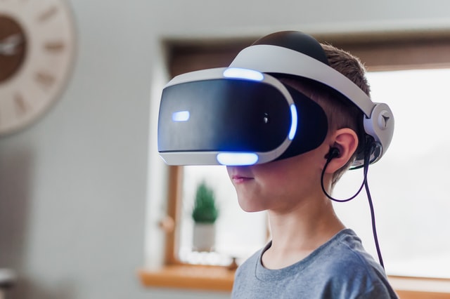 Barn med VR-briller